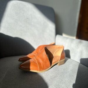 Women’s size 8 universal thread pointed toe shoe